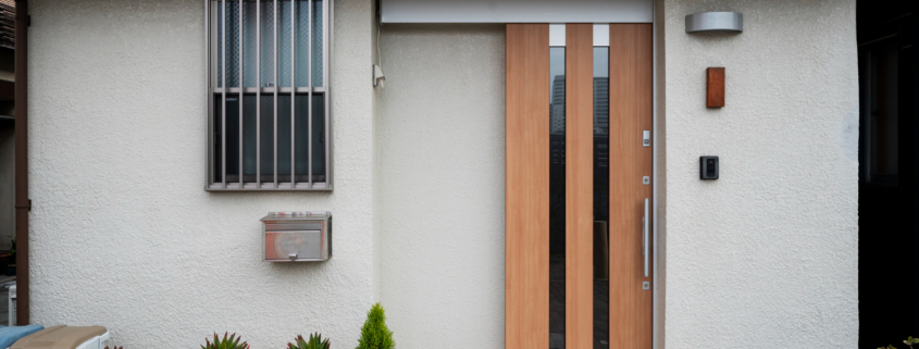 Energieeffiziente Haustür in einem Schweizer Haus